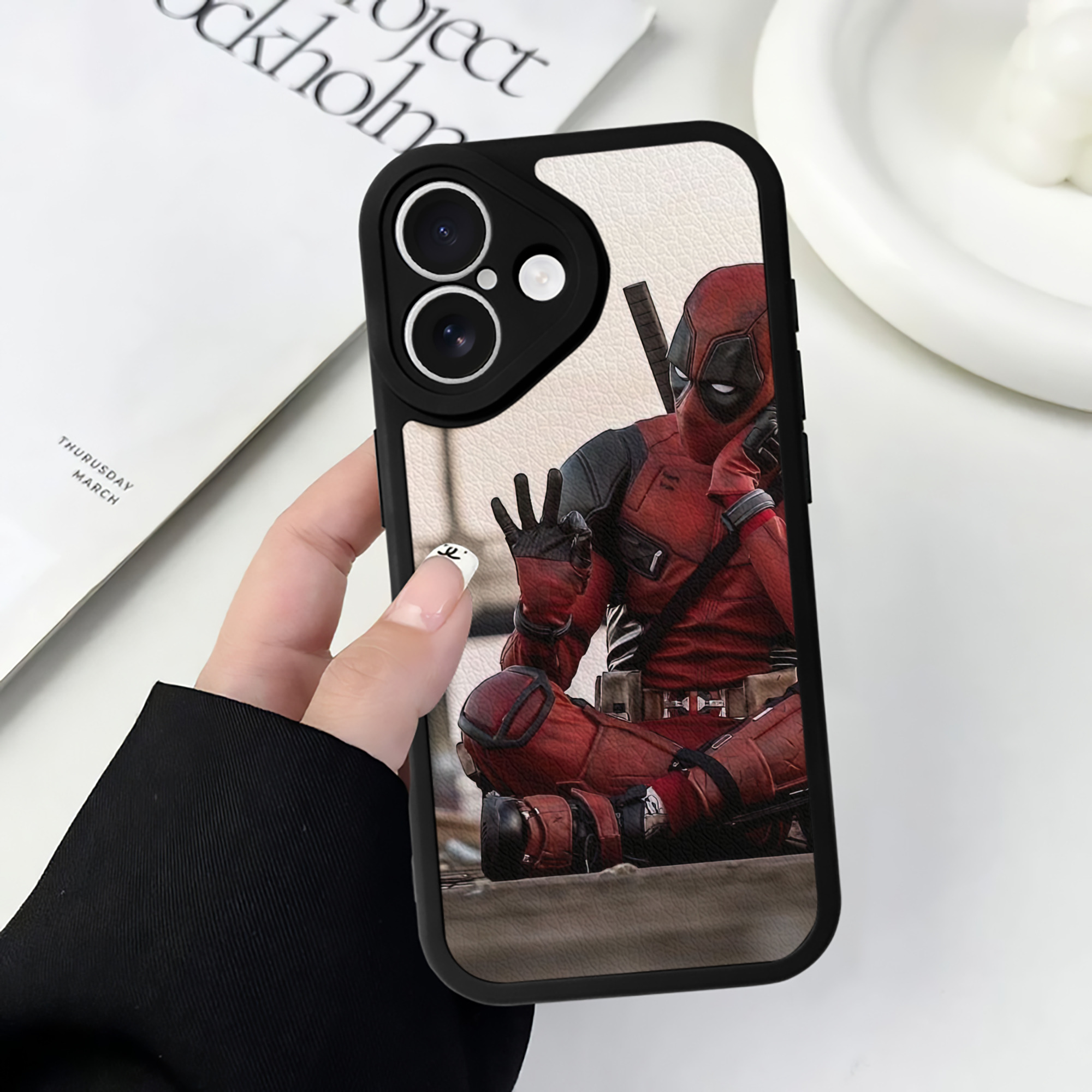 （画像用） Deadpool デッドプール 【iPhone 16シリーズ対応】シリコンスマホケース（レザー調） 材質：シリコン